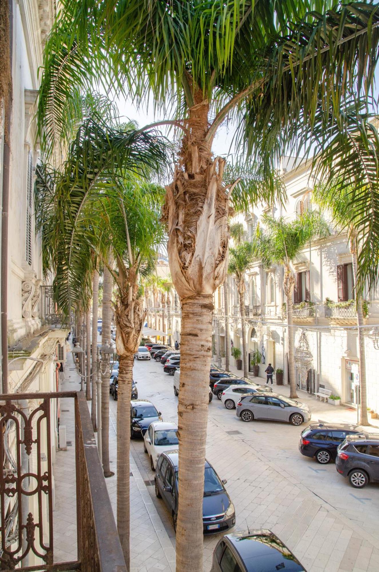 Apulialux - San Lorenzo Luxury Apartment Con Jacuzzi In Centro Brindisi Exterior foto