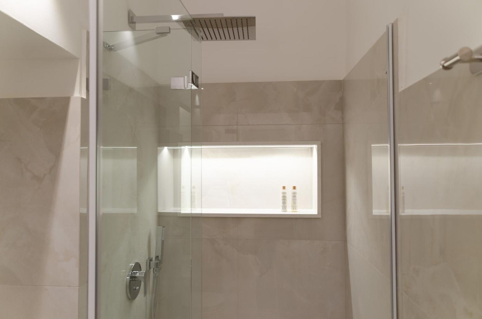 Apulialux - San Lorenzo Luxury Apartment Con Jacuzzi In Centro Brindisi Exterior foto