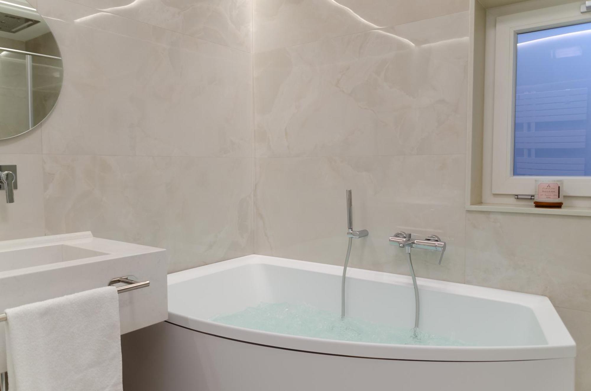 Apulialux - San Lorenzo Luxury Apartment Con Jacuzzi In Centro Brindisi Exterior foto